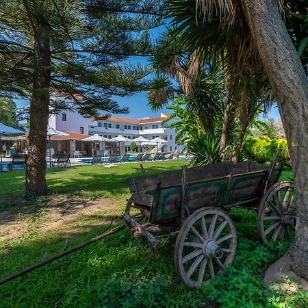Aparthotel Theatraki
