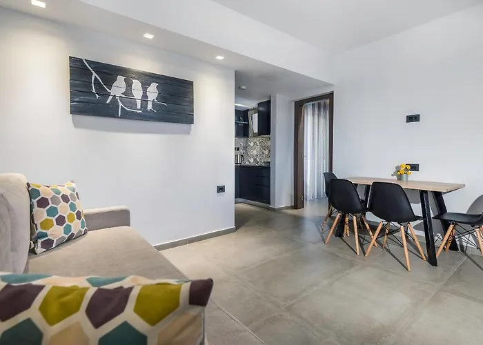 Aparthotel Theatraki 2*