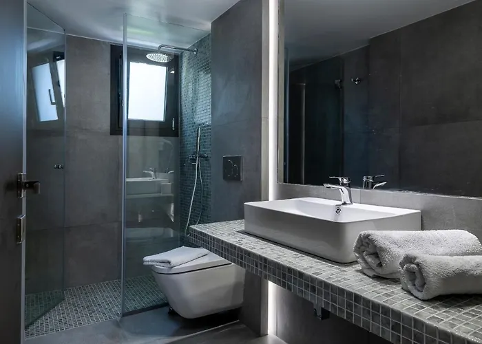 Theatraki 2* 코스 타운