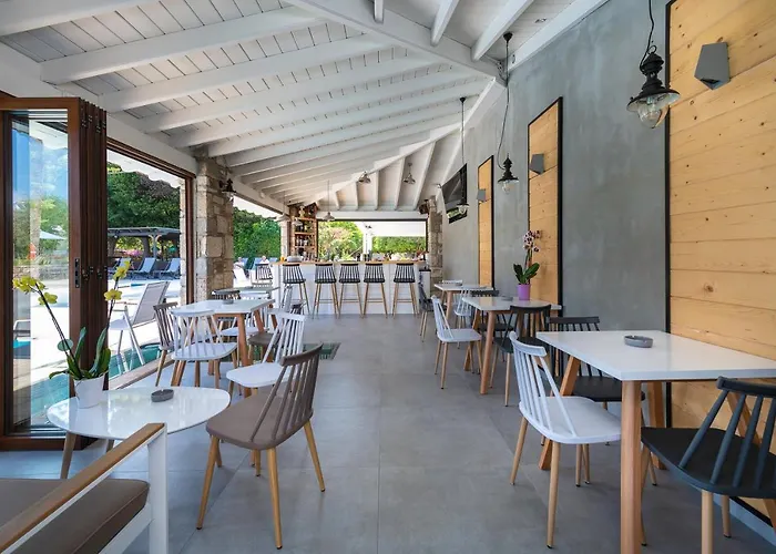 Theatraki 2* 코스 타운